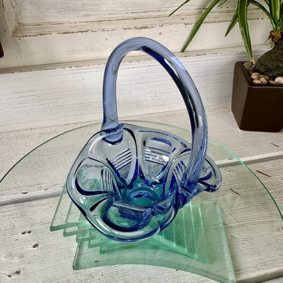 FENTON, VINTAGE, BLUE, GLASS BASKET WITH HANDLE. SMALL, PETAL LIKE BASKET. - Picture 2 of 7